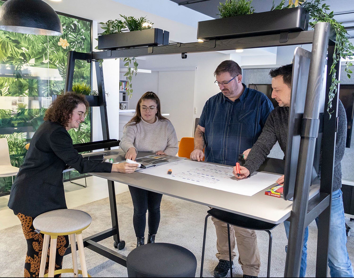 Besprechung am Stehtisch zur Arbeitsplatzstrategie