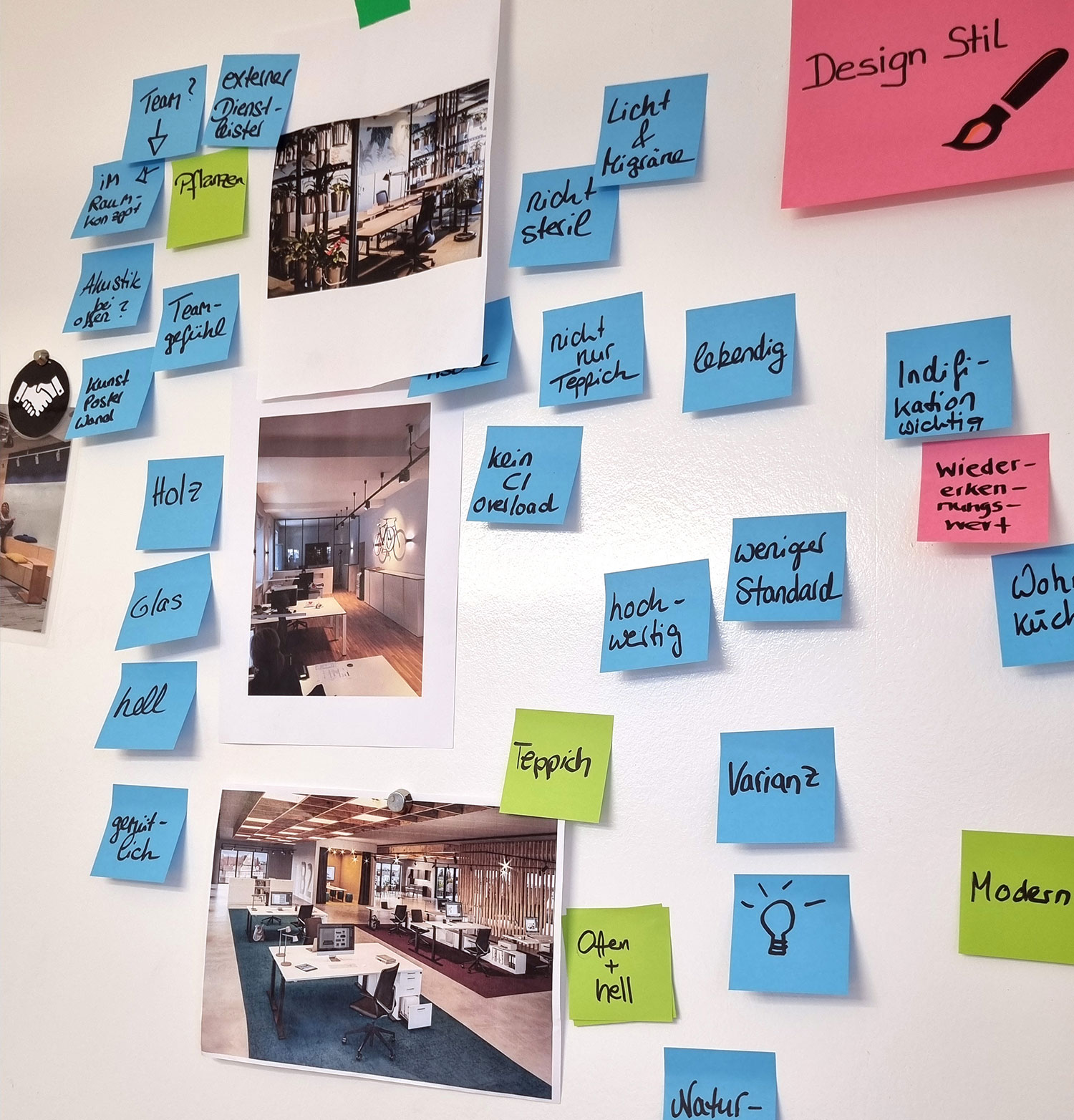 Kreativ-Meeting Ergebnis: Zettel an Wand Brainstorming