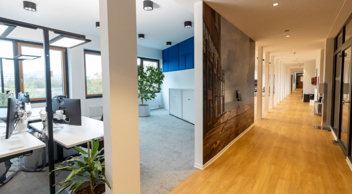 offenes Büro mit langem Flur