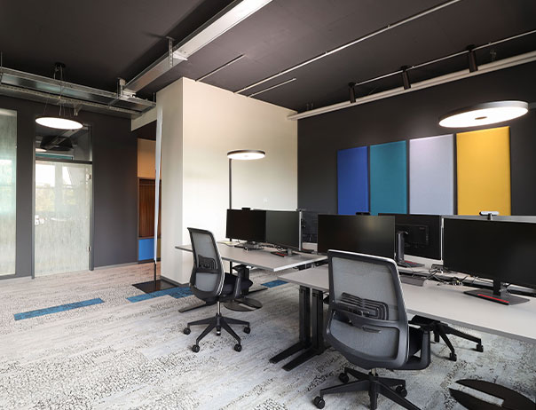 Offenes Gruppenbüro mit bunten Akustikpanelen