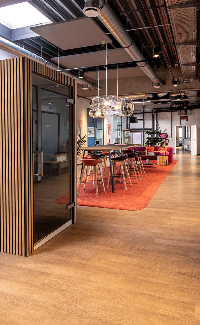 Großer, bunter Loungebereich mit Akustikbox im Vordergrund