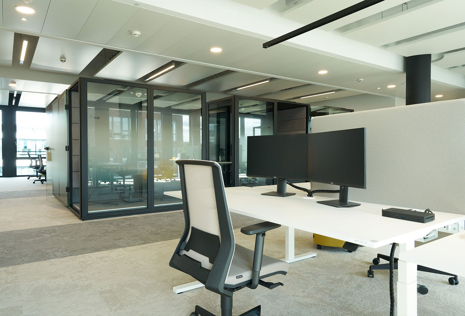 Offener Arbeitsbereich mit Akustikboxen