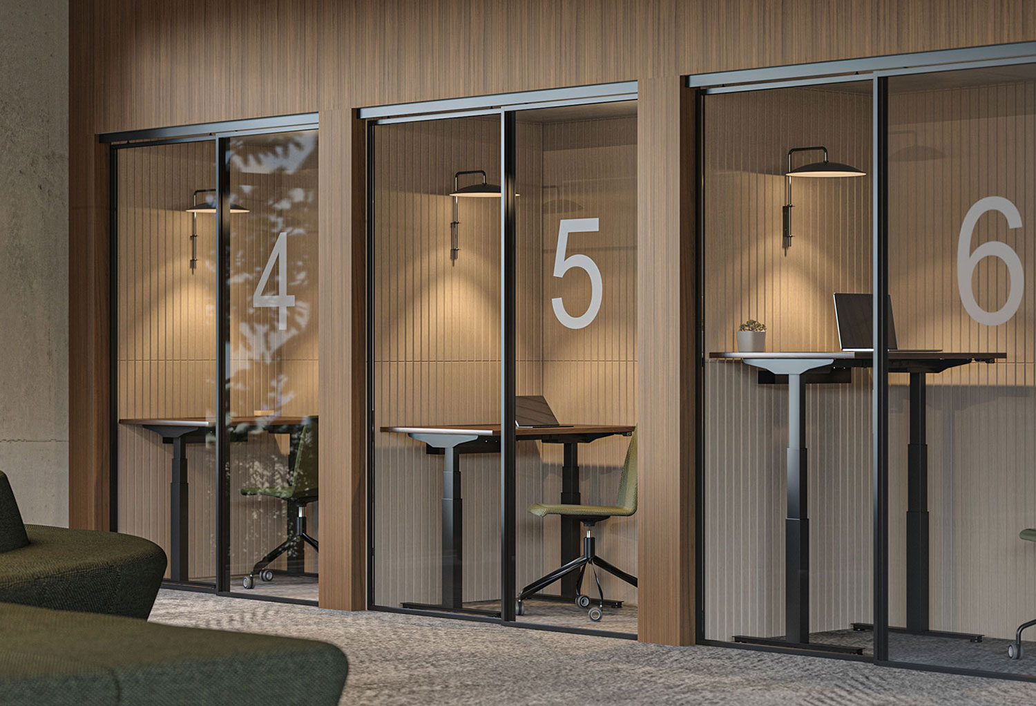 Drei Einzelräume mit Schreibtischen und Glastür