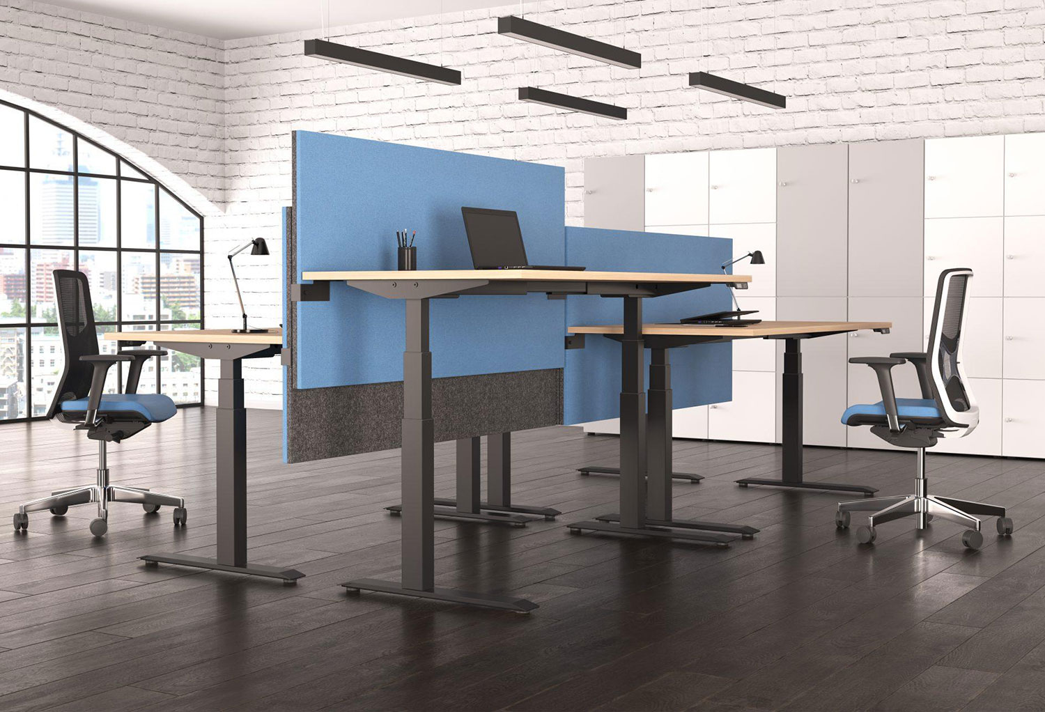 Vier Arbeitsplätze mit Akustiktrennwänden