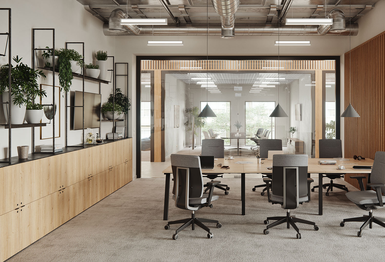 Gruppenbüro mit aufgeräumten Tischen für Desk-Sharing