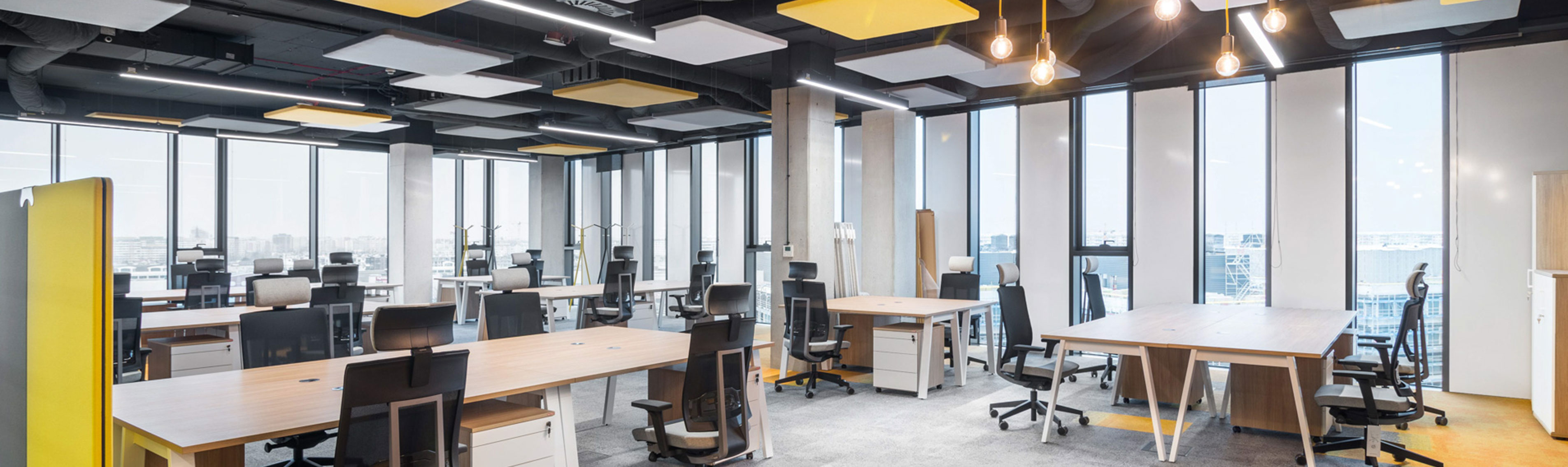 Open Space Büro mit leeren Tischen für Desk-Sharing