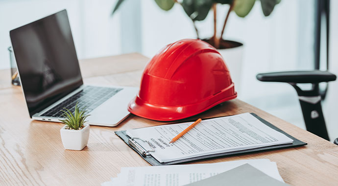 Arbeitsplatz mir Sicherheitshelm