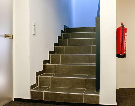 Brandschutz/Treppenfluchtweg mit Feuerlöscher