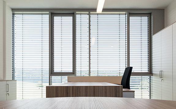 Innenausbau Bürofenster mit Schreibtisch