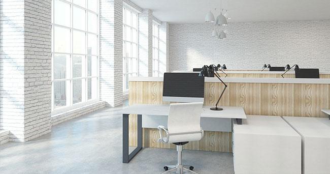 Gruppenbüro mit großen Fenstern und Tageslicht