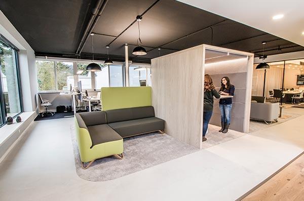 Loungebereich mit Steh-Meeting-box