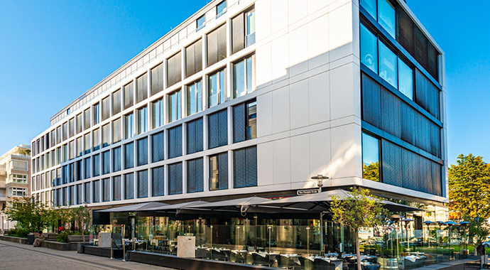 Modernes Gebäude mit Terrasse und große Fenstern