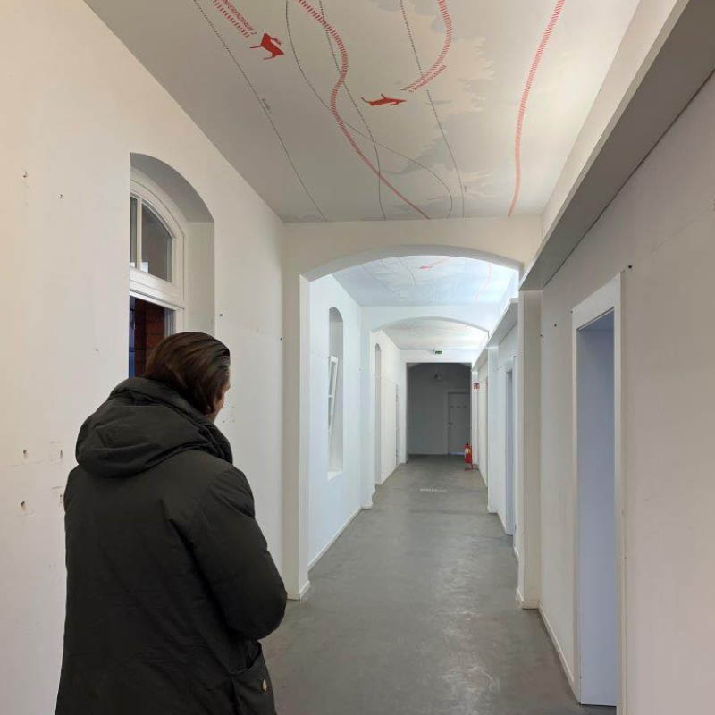 Historischer Flur während der Realisierung mit sichtbaren Deckeninstallationen