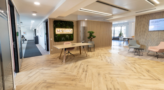 coneon place2arrive - moderne Eingangsbereiche Offener Empfangsbereich mit Logo an einer Mooswand