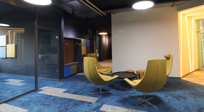 coneon place2arrice - Wartebereiche einrichten Wartebereich im Büro mit dunklem Boden und Loungestühlen