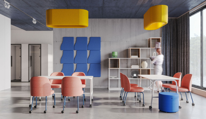 Großer Kreativraum mit bunten Elementen