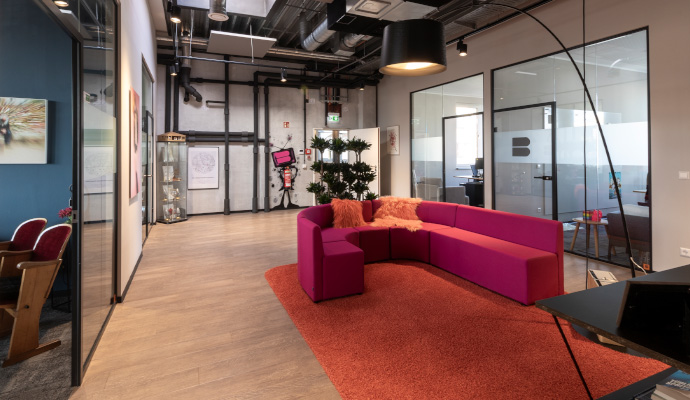 Pinkes Sofa in einer Büroumgebung im Industrial Style