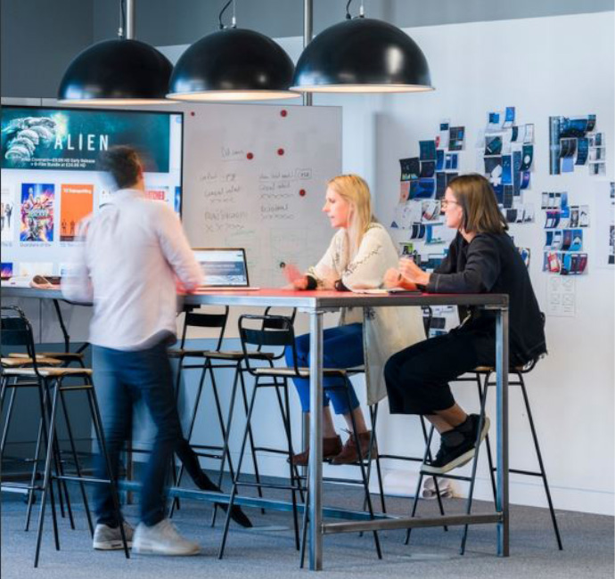 Ein junges Team an einem Besprechungstisch