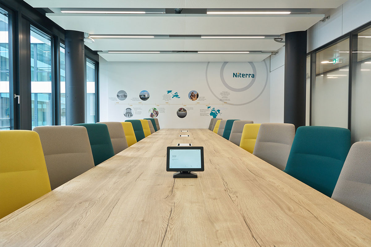 Buchbare Meetingräume - coneon Großer Meetingraum mit bunten Stühlen und Fototapete