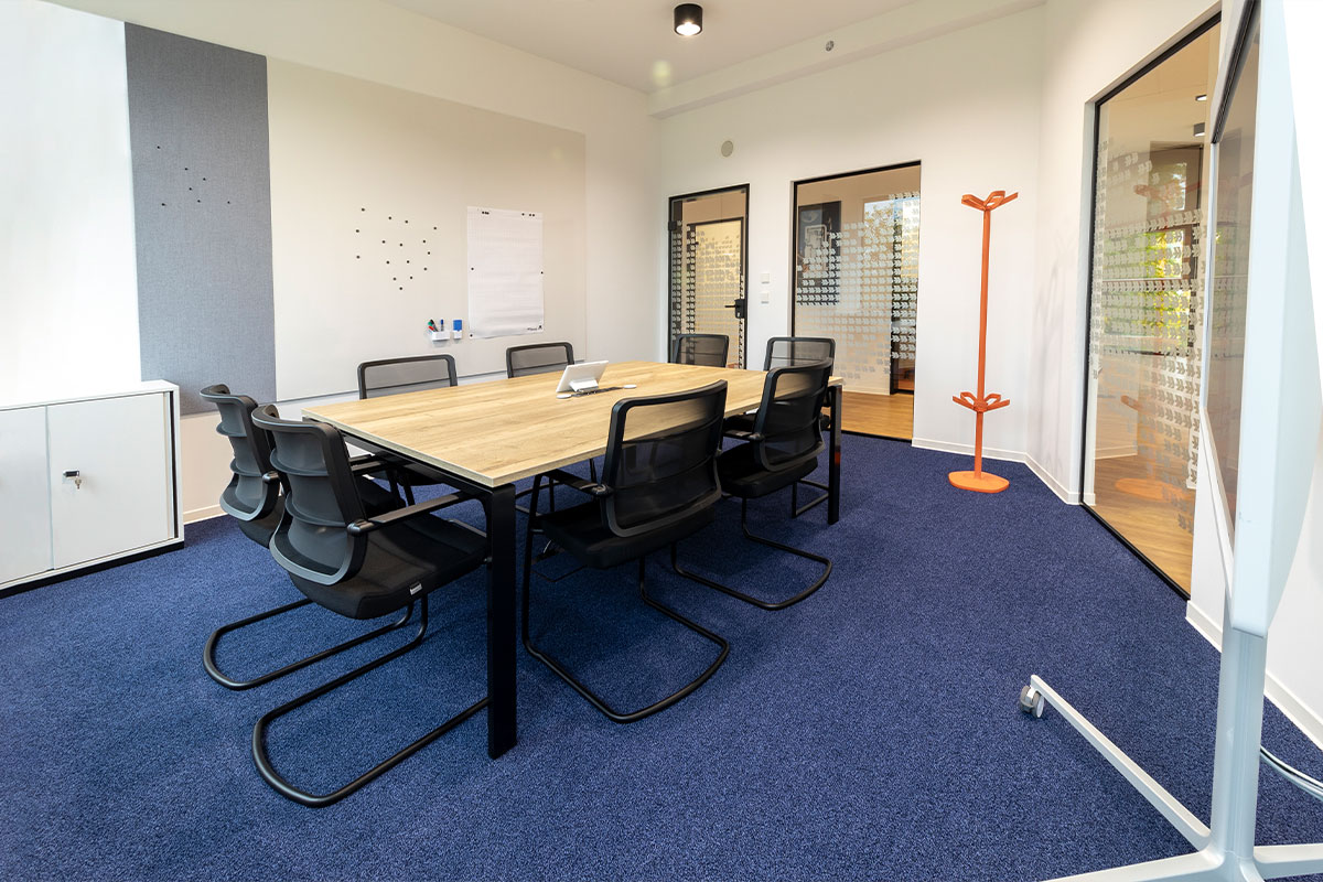 Meetingpoint einrichten - coneon Heller Meetingraum mit Glaswänden