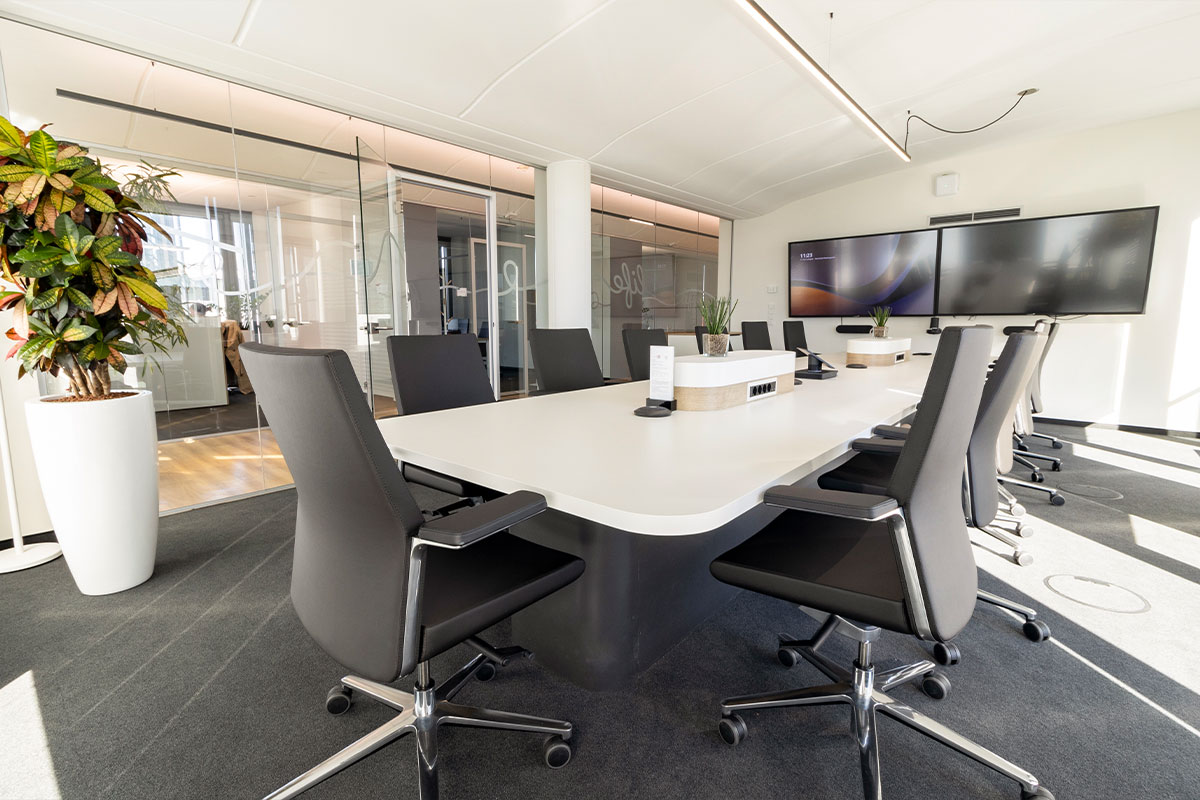 Meetingräume ausstatten mit coneon Großer, heller Konferenzraum mit doppeltem Bildschirm