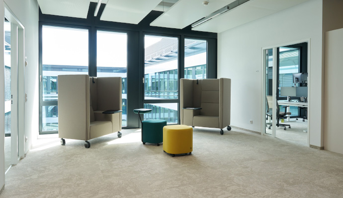 Offene Meetingflächen von coneon Offene Meetingfläche mit flexiblen Möbeln