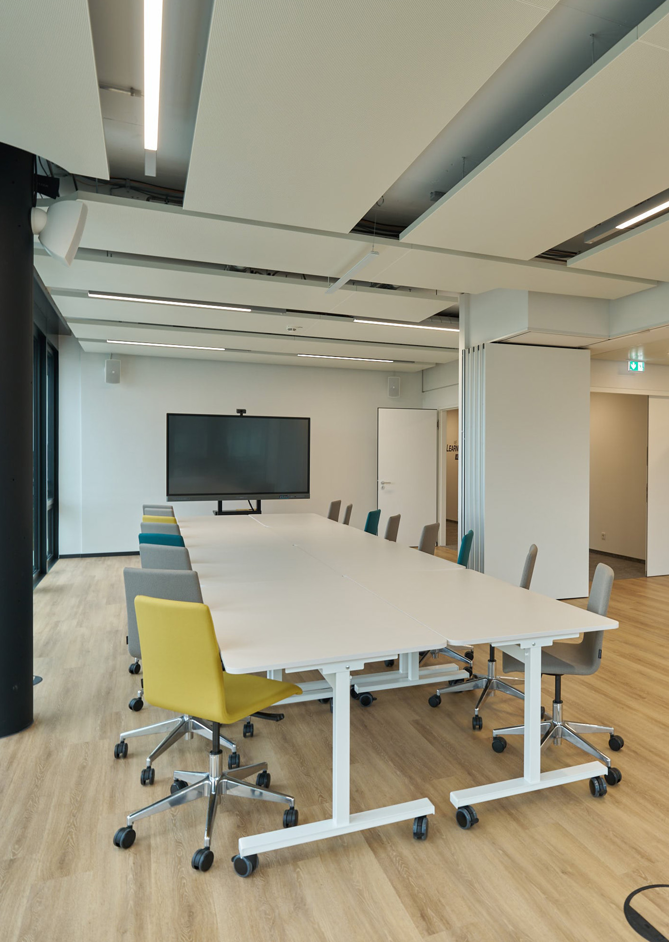 coneon place2meet - jetzt anfragen! Flexibler Besprechungsraum mit bunten Stühlen