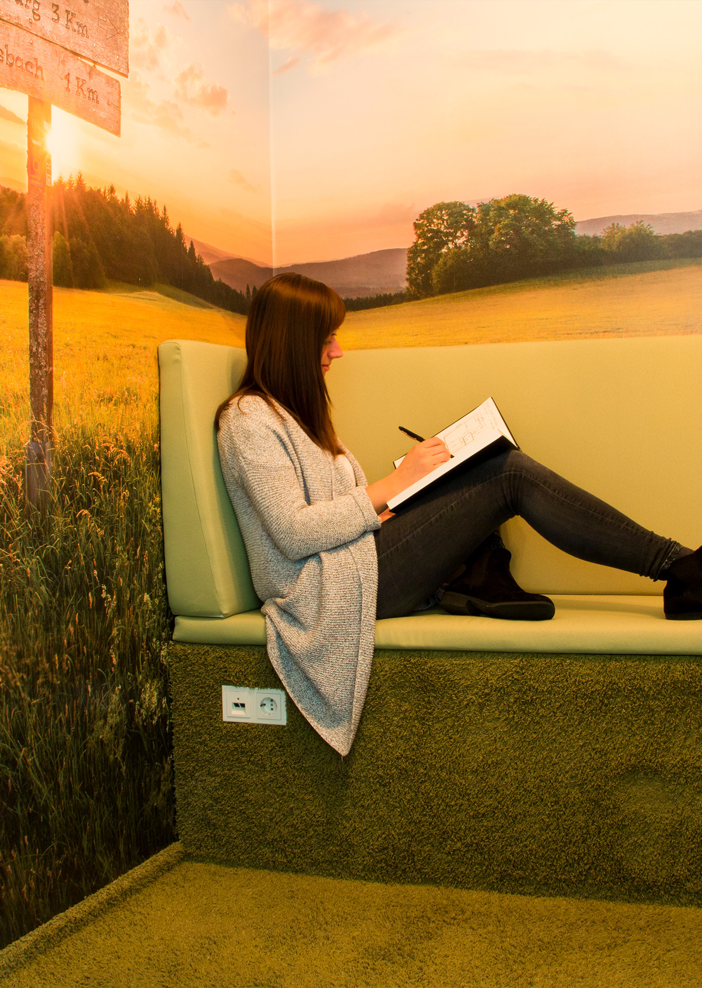 coneon place2relax - jetzt anfragen! Junge Frau auf einer Couch in einem Entspannungsraum mit Fototapete