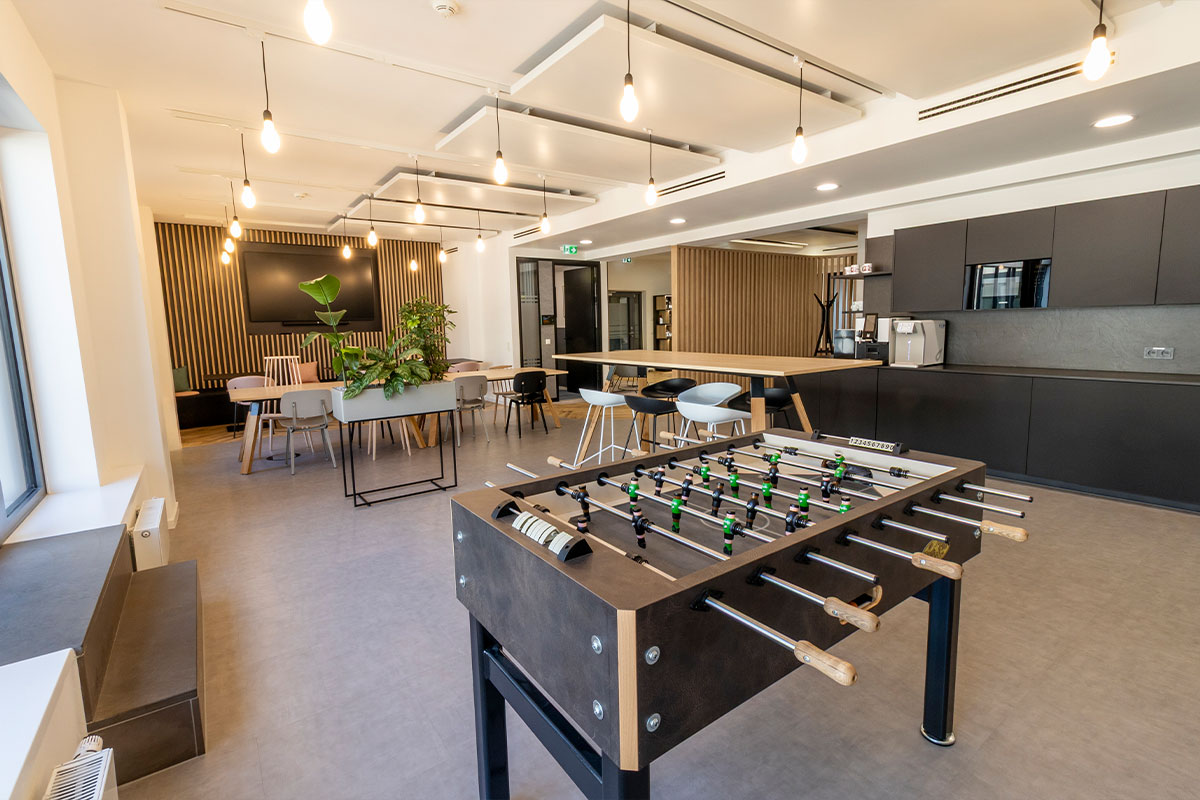 Pausenraum mit warmem Licht und Tischkicker