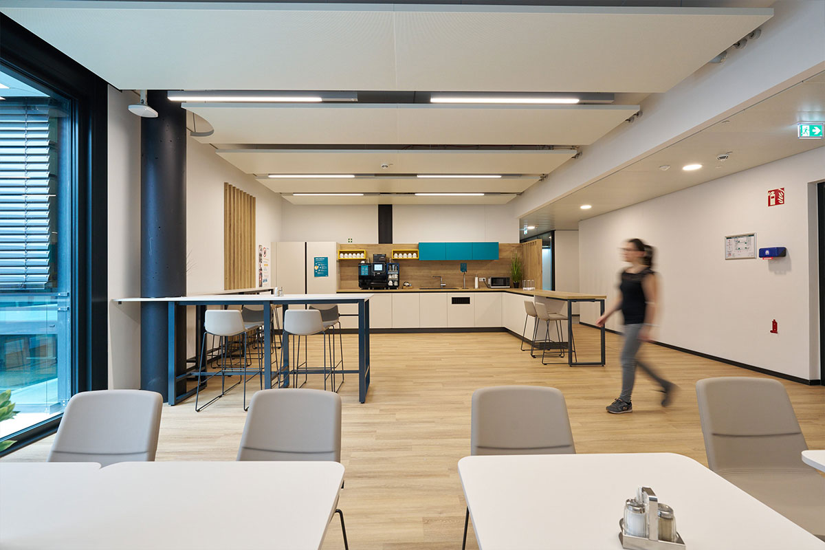 Große, helle Küche mit Farbakzenten