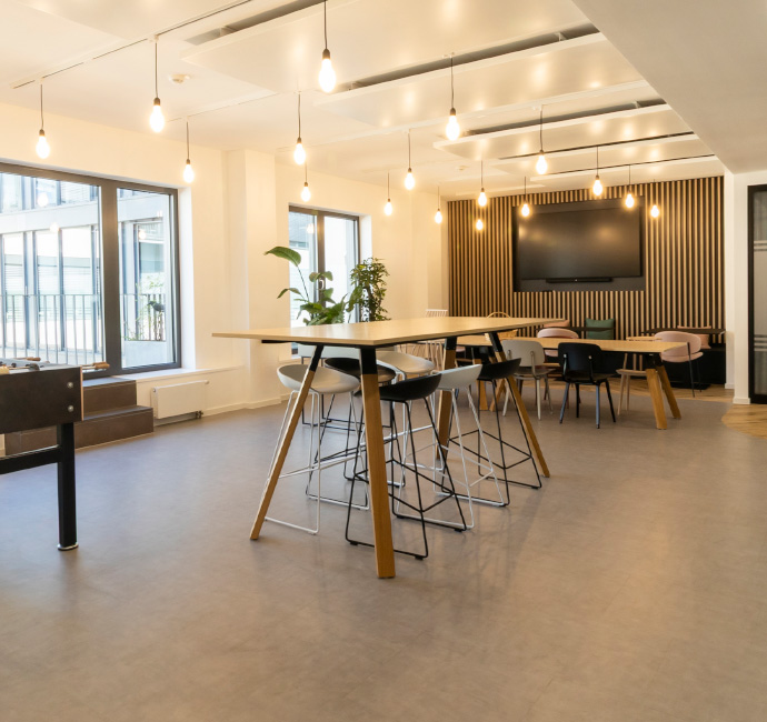 Warm beleuchtete Arbeitsfläche mit großem Stehtisch 