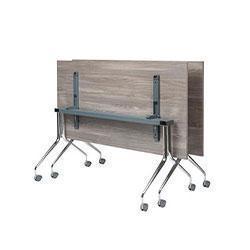 Ein klappbarer Holzschreibtisch mit Rädern.