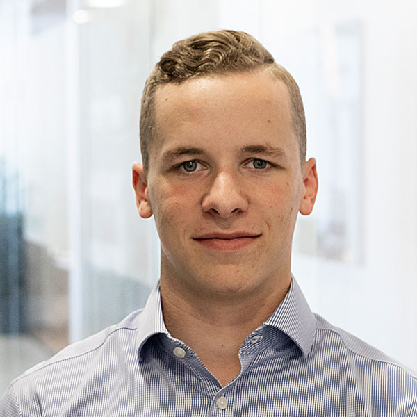 Porträt von Wayne Burk, Head of Operations, vor einem hellen Bürohintergrund.