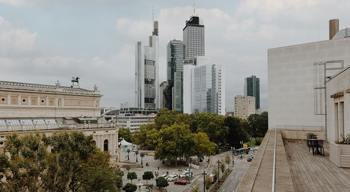 Blick auf die Frankfurter Innenstadt mit Hochhäusern im Hintergrund und urbaner Umgebung im Vordergrund.