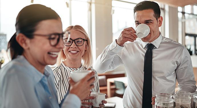 glückliche Mitarbeiter und Kunden – coneon