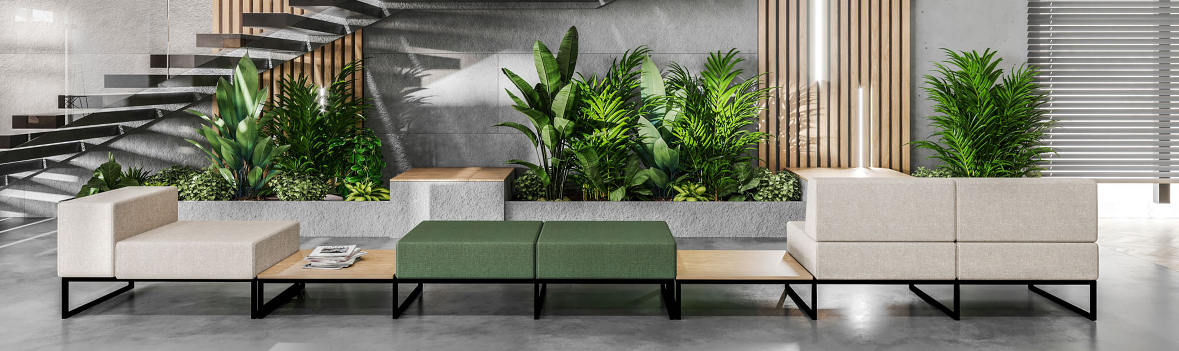 Sofalandschaft mit großen Pflanzen im Hintergrund