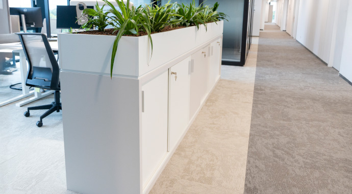 Raumtrenner aus Schiebeschränken und Pflanzkübeln