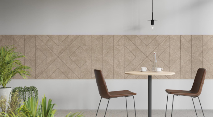 Akustikelement MOSAIK an der Wand mit Tisch und Stühlen davor