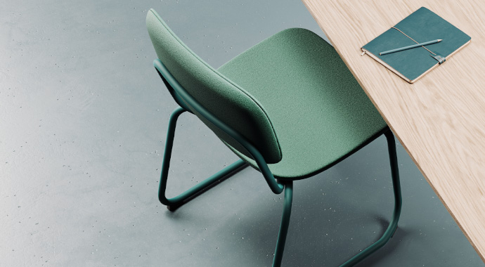 Grüner Stuhl Nora steht an einem Tisch mit Notizbuch