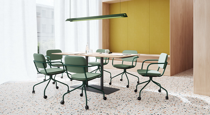 Großer, heller Besprechungsraum mit Tisch und NORA Stühlen